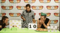 小仓鼠挑战大胃王吃热狗比赛，完胜两脚兽