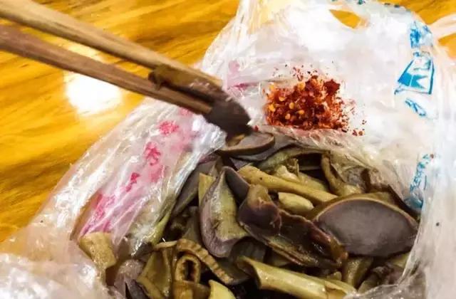 成都的夏夜，就适合穿起拖板儿鞋，整点卤菜，来盘冷啖杯！