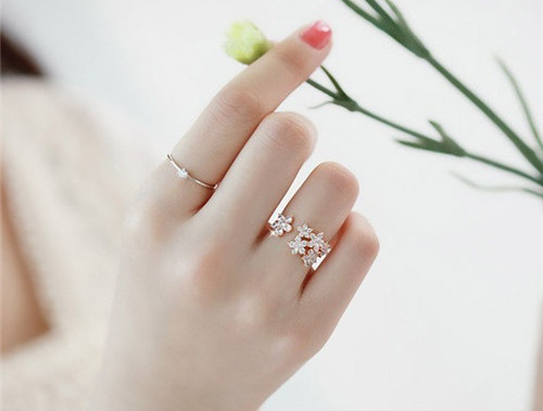 女人右手戒指的戴法和意义,女士戴戒指的意义