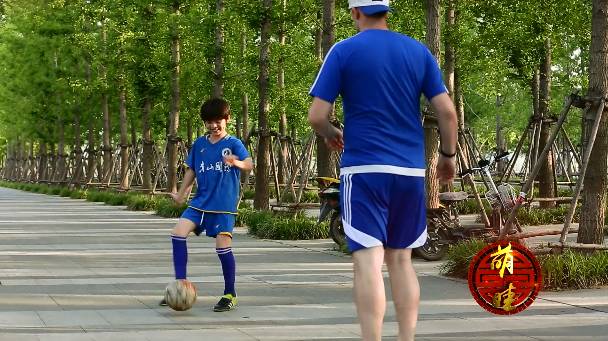 英国爸爸教中国混血儿英语,英国爸爸教混血儿子原视频