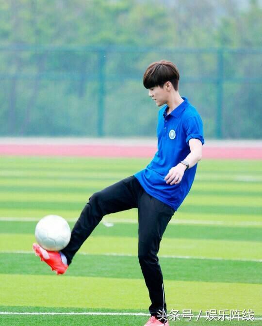 鹿晗足球踢得好,鹿晗踢足球陈赫却被撕名牌