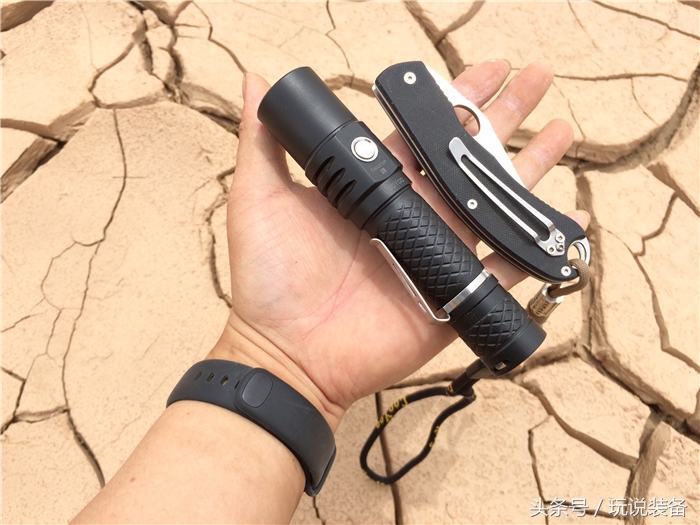 能给手机充电也能当支架,能给手机充电能连wifi的充电宝