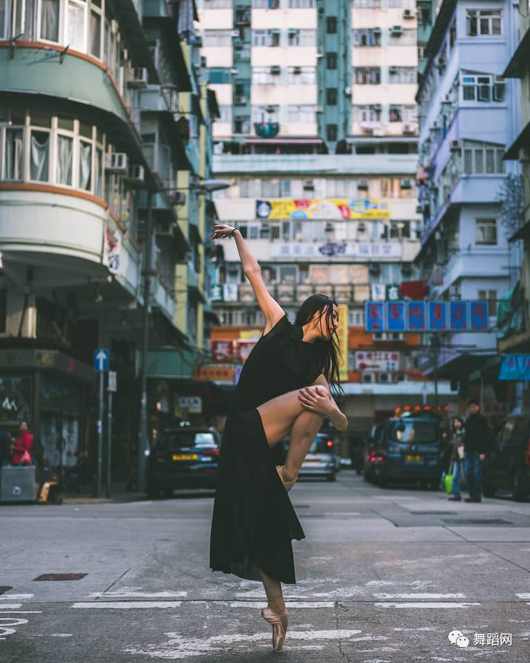 一群芭蕾舞者走上街头,一群芭蕾舞者视频