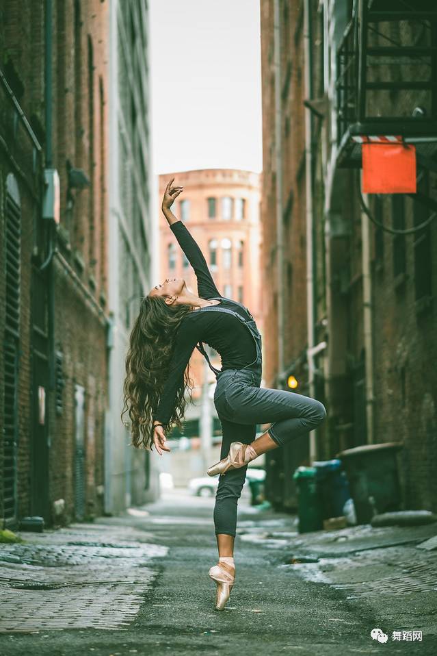 一群芭蕾舞者走上街头,一群芭蕾舞者视频