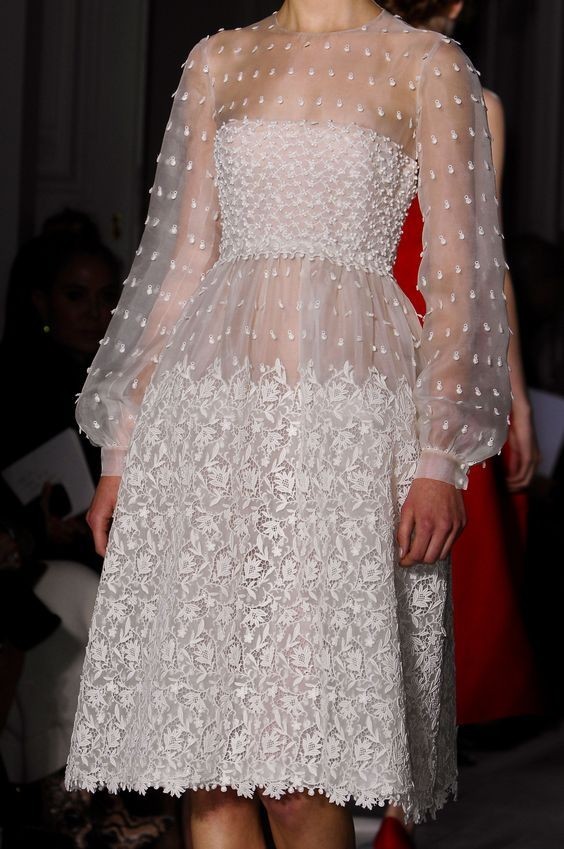 手臂上的筋绷得很紧,手臂粗遮住还是露出来