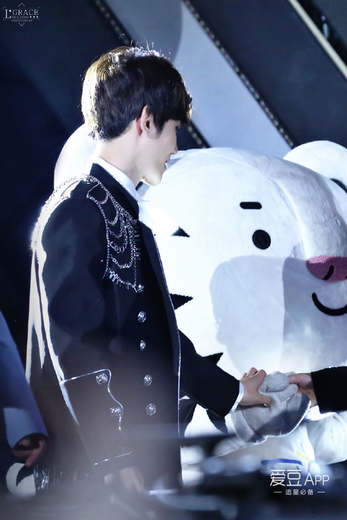 「EXO」「分享」170604玩偶面前茶蛋集体变三岁：我不管，我就是要和这只老虎玩嘛