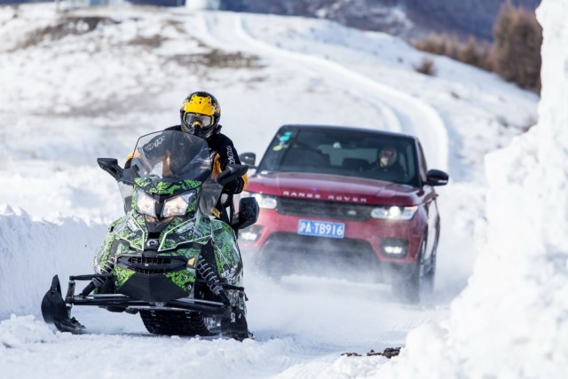 路虎揽胜运动版越野性能测试,2022款路虎揽胜运动深度测评
