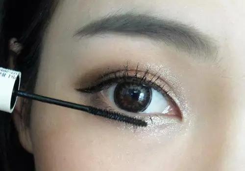 刷睫毛跟不刷差距好大呀!交给你,你不知道刷睫毛的技巧。