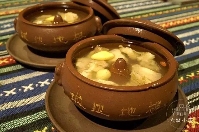 吃菌子中毒的小人是什么样子,吃菌子看见的小人是真实存在的吗