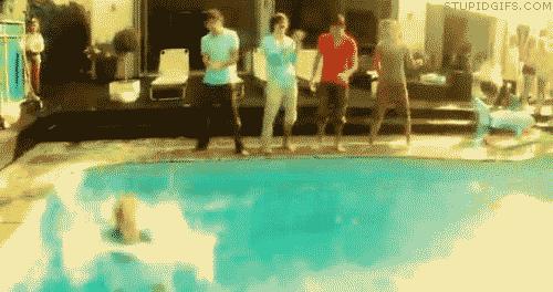 搞笑gif动图：汪星人，你是打算练蛤蟆神功吗