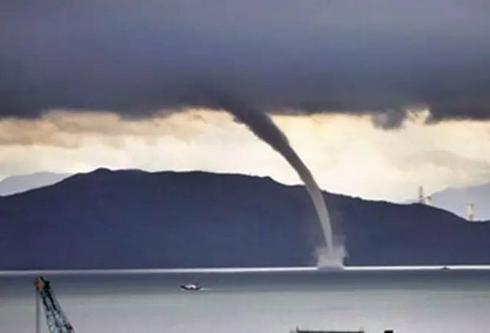 广东海边现龙吸水奇观水柱窜云霄,广西北海水面现龙吸水奇观