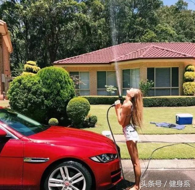 瑜伽人一年十几万学习费用值得吗,瑜伽初学者在家练还是去瑜伽馆练