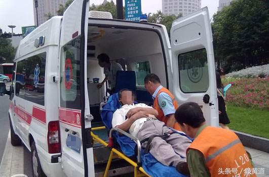 老人胸口痛间歇性的痛,60岁老人左胸口疼是怎么回事