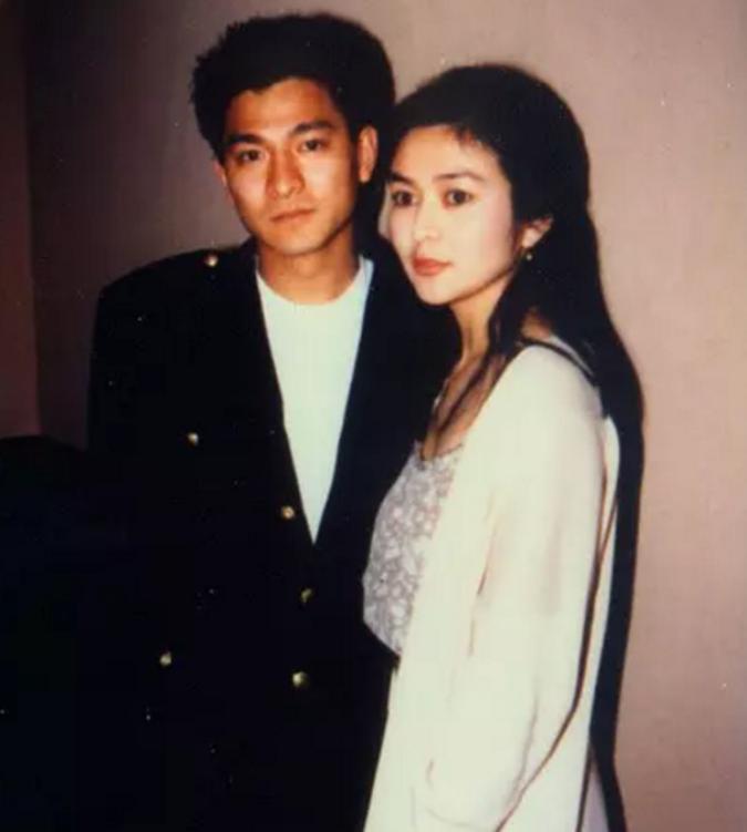 看了她爸妈的照片，就明白了年轻时的关之琳为什么美得不像话！