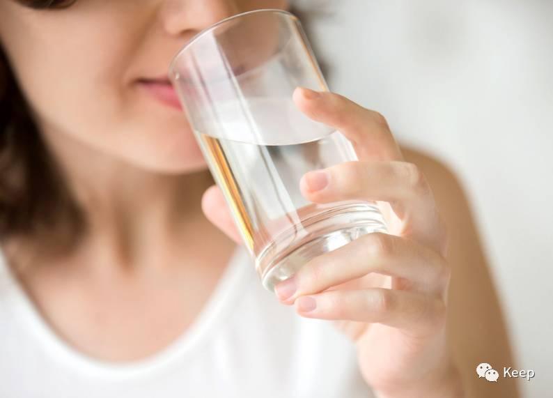 早上喝蜂蜜水还是盐水对便秘好,早上空腹喝蜂蜜水好还是淡盐水好