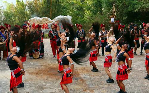 云南少数民族彝族服饰,云南少数民族服饰