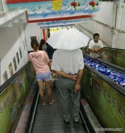 大爷的遮阳工具堪称完美,整体搭配又如此清新脱俗