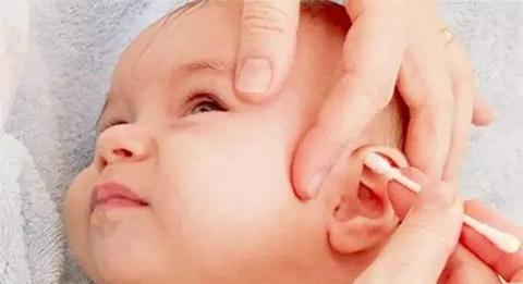 妈妈洁癖对宝宝的危害,宝宝总是很脏应该制止吗