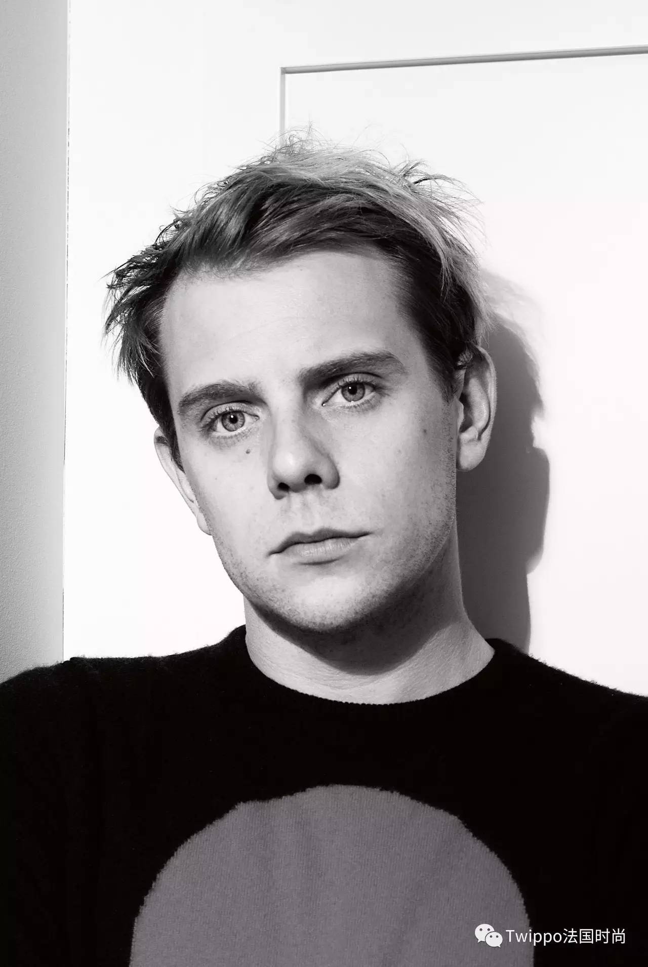 给男人穿蕾丝，被女人各种撩，这个最高颜值设计师有点污