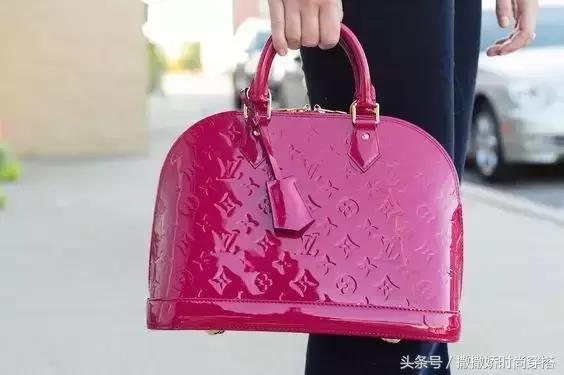 leboy包包黑色好看还是灰色好看,最近流行lv手提包