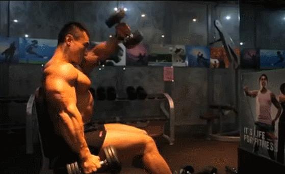 练就宽厚的肩膀，一对哑铃就足够，让你在家打造完美三角肌