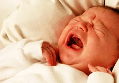 宝宝晚上一睡醒就要喝奶怎么办,宝宝晚上醒妈妈太困总是忘记喂奶