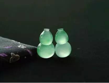 翡翠葫芦挂件的寓意和象征,翡翠宝宝佛挂件寓意