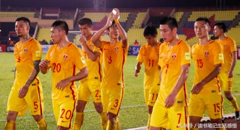 球迷赛后谈国足惨败韩国,看国足失败后的球迷