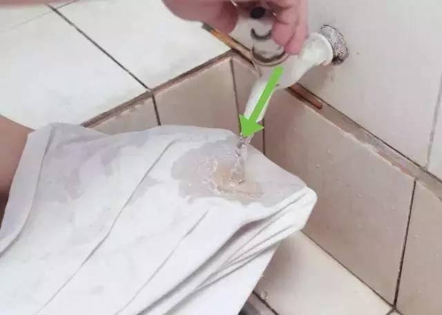 清理衣服上陈旧的油渍污渍小妙招,衣服汗渍污渍去除的最佳方法