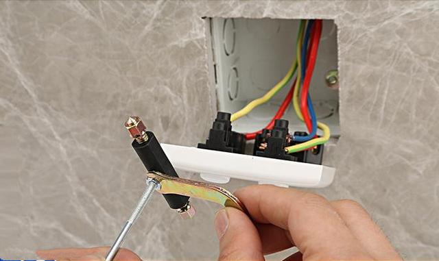 插座底盒坏了怎么办,插座底盒坏了怎么修复安装