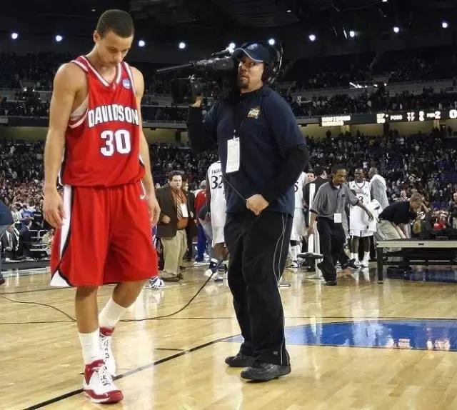 库里五冠两fmvp历史地位,库里第三次错失fmvp后落寞