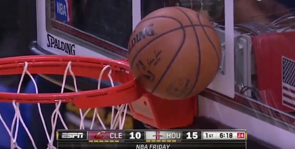 球卡在篮筐上了怎么拿,球卡在篮筐上怎么办