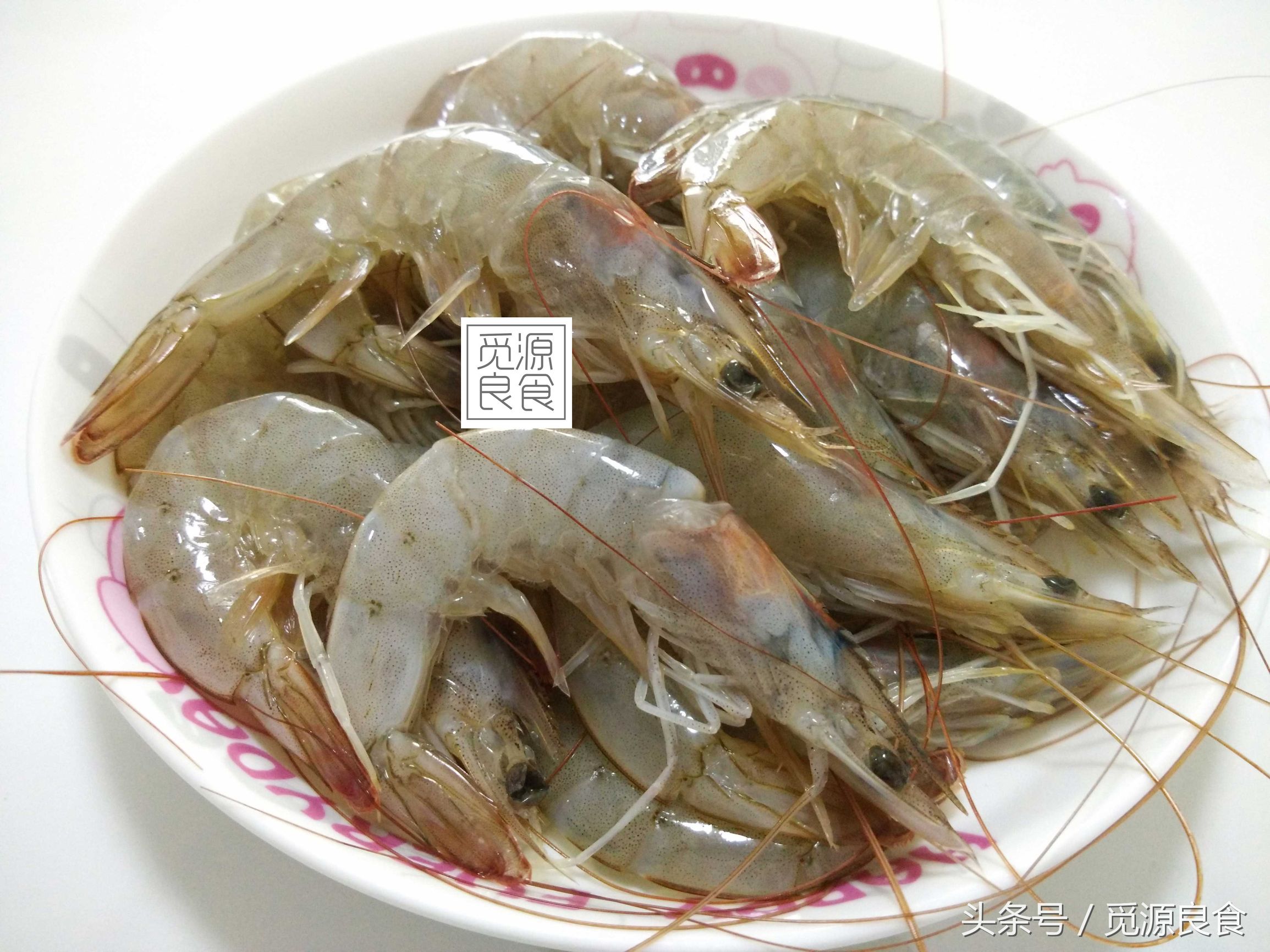 在美味面前,这点麻烦不算什么。今日菜谱椒盐虾,外观诱人,味道鲜美,让人非常有食欲,怎么做才能好吃?