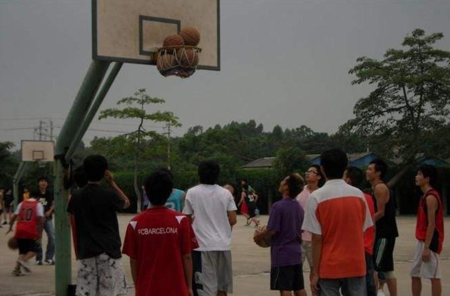 球卡在篮筐上了怎么拿,球卡在篮筐上怎么办