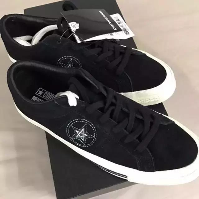 帆布面、皮革面、网状面估计你都有了,今天和你聊聊麂皮鞋