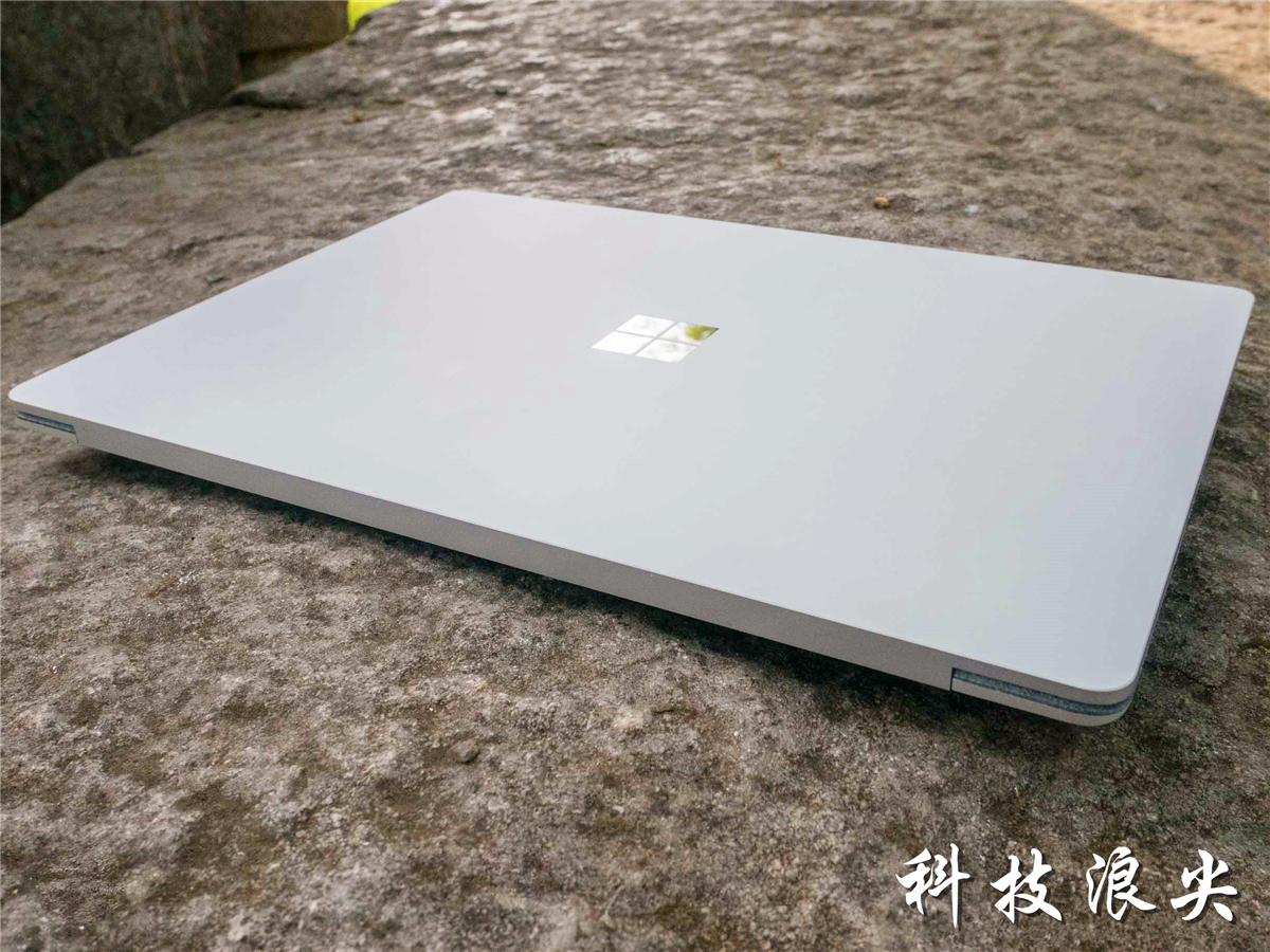 微软首款笔记本电脑评测：颜值和逼格我给9分，还买MacBook装Windows系统的真是不可思议