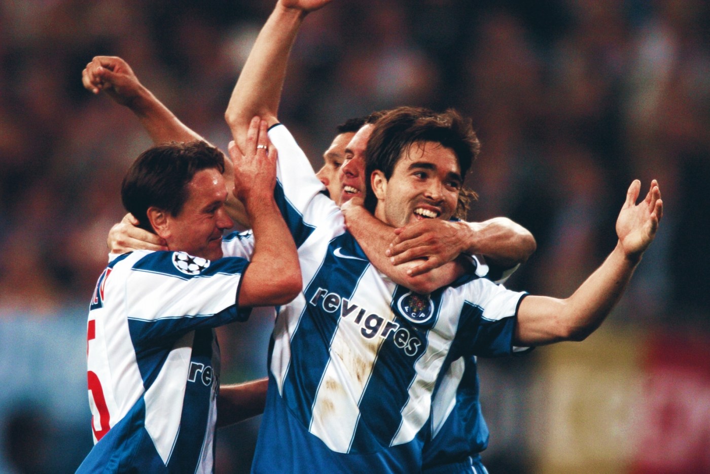 他在波尔图受崇拜、在巴萨受尊重,他成就了穆里尼奥、成全了小罗