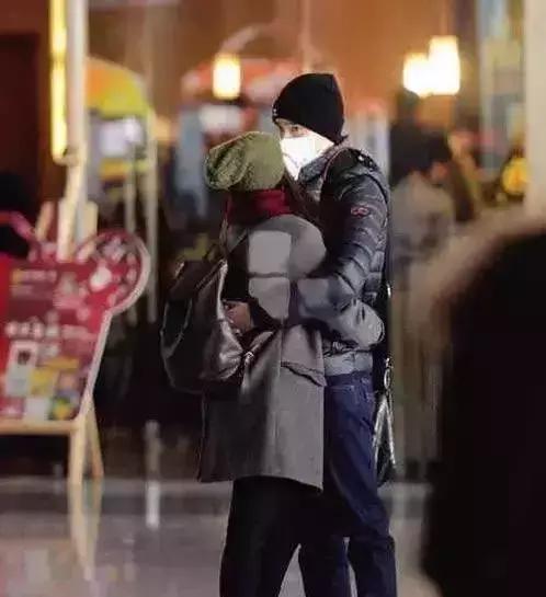 从面瘫视帝到哭戏之王，曾被骂丑八怪的他，不但演技了得，还娶了国民女神！