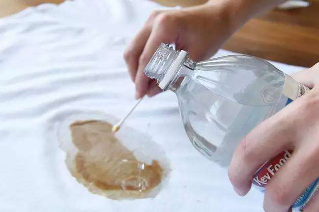 衣物染上食物油怎么去除,吃饭衣服上的油渍怎么去除