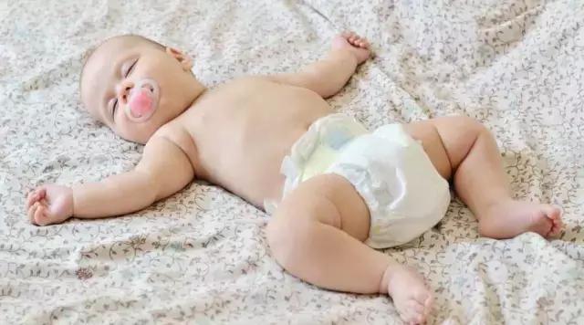 天气冷宝宝换尿不湿怎么办,天气热宝宝尿少但是精神好正常吗