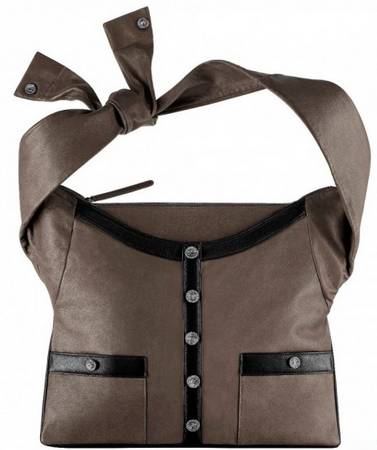 巴黎世家四件套，香奈儿澡堂拖鞋？别再抄袭中国大妈的嫁妆了！