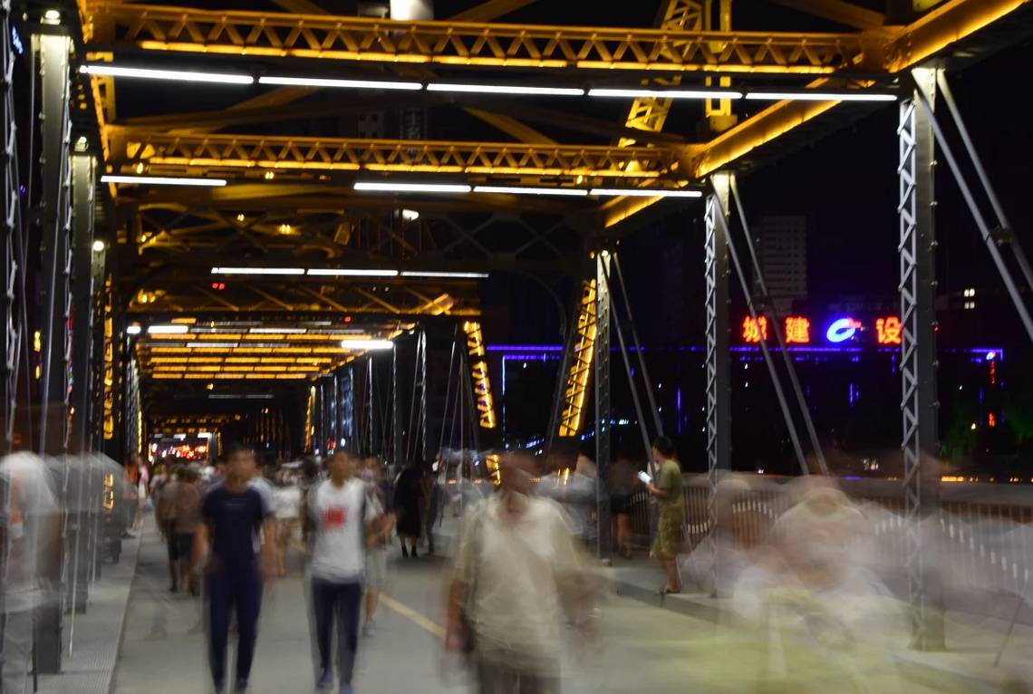 从基础教程到题材选取再到实用技巧，手把手教你玩转夜景拍摄！