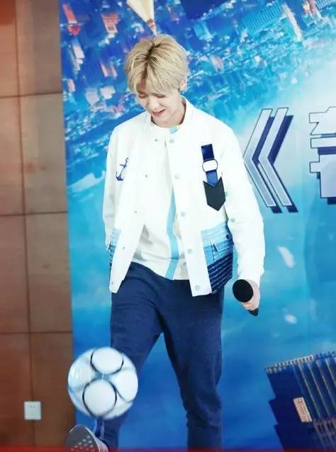 鹿晗梦想成为足球运动员,鹿晗演艺事业陷入窘境