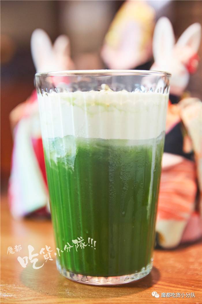 净往自己脸上贴金的冰激凌，还挺红