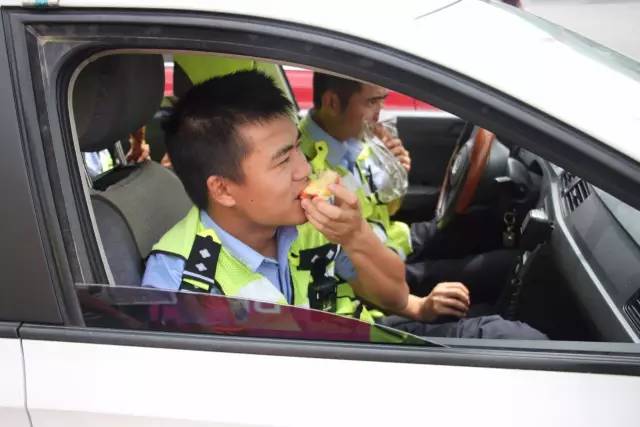 「微图册」茶心之旅守护神——黔南交警