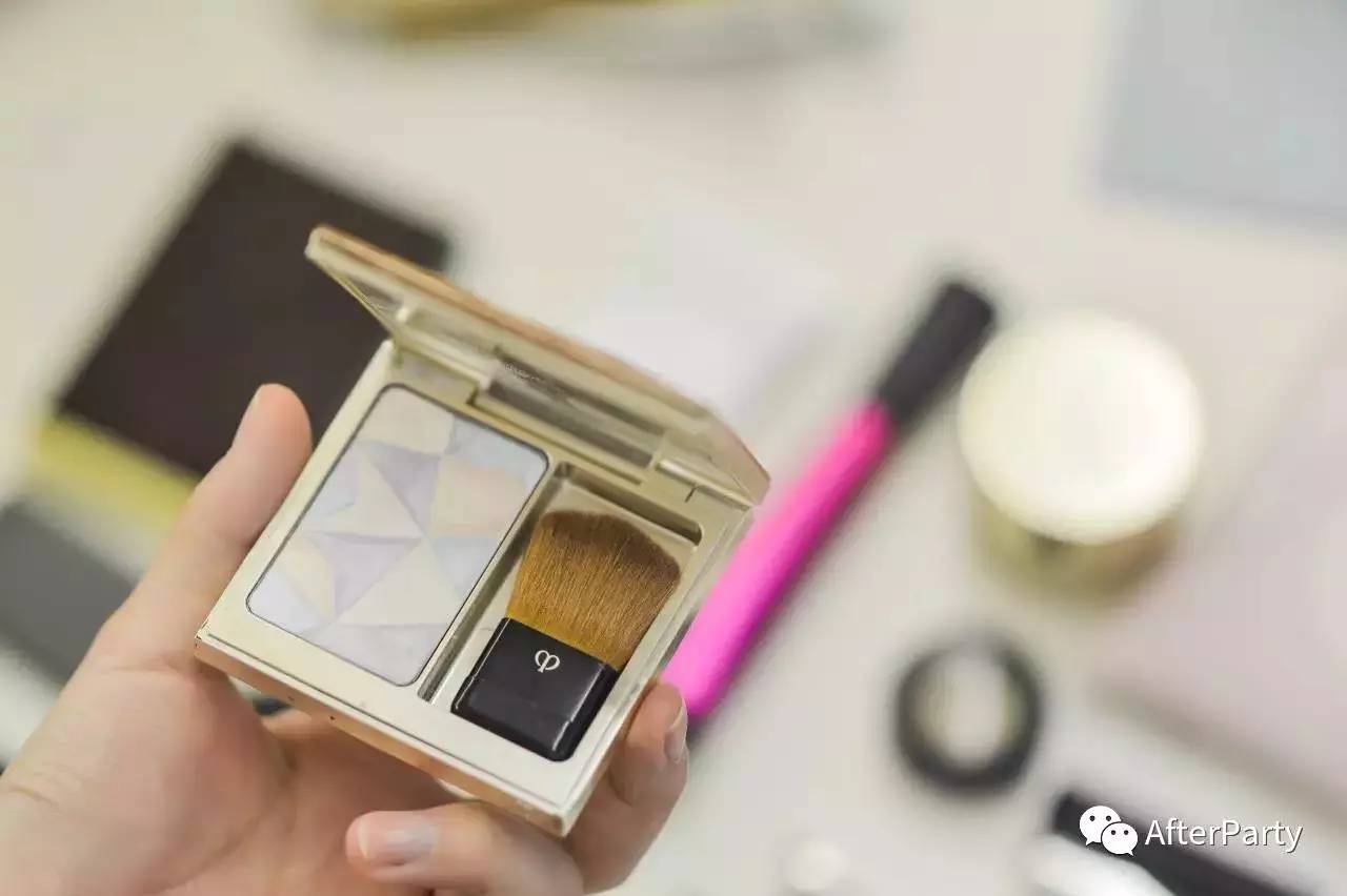 和朋友旅游的乐趣之一,就是共享化妆包