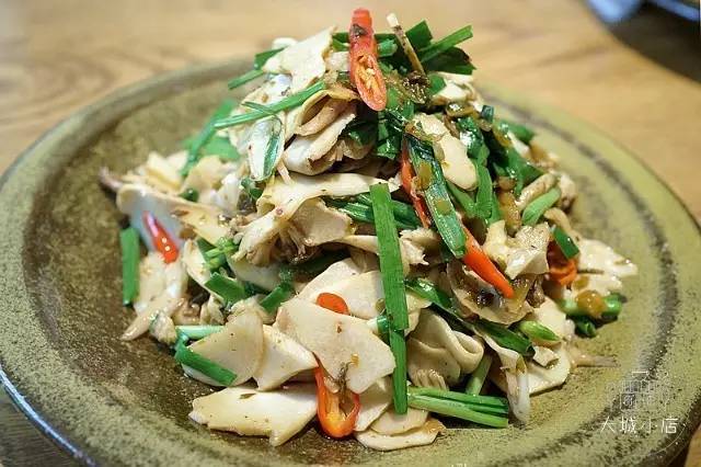 吃菌子中毒的小人是什么样子,吃菌子看见的小人是真实存在的吗