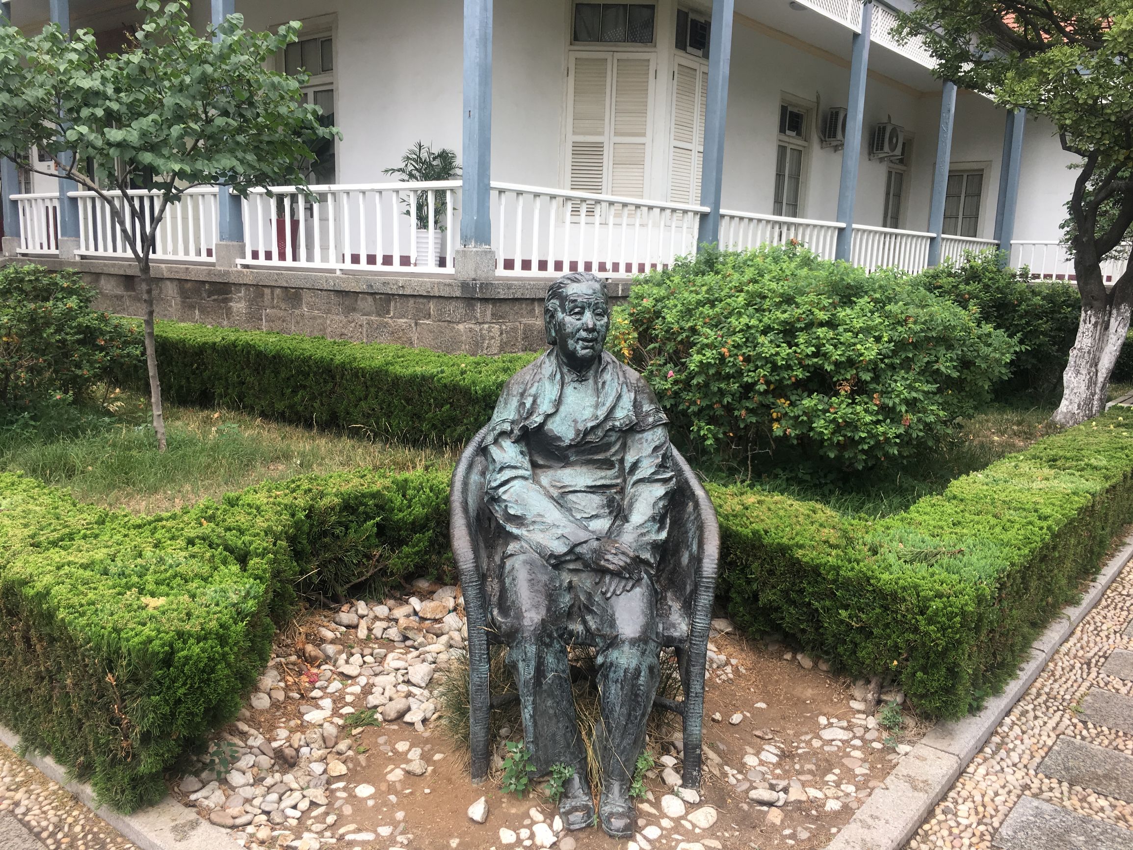徒步旅行第75天，雨中漫步烟台山，滨海路，宿山东莱山烟台大学