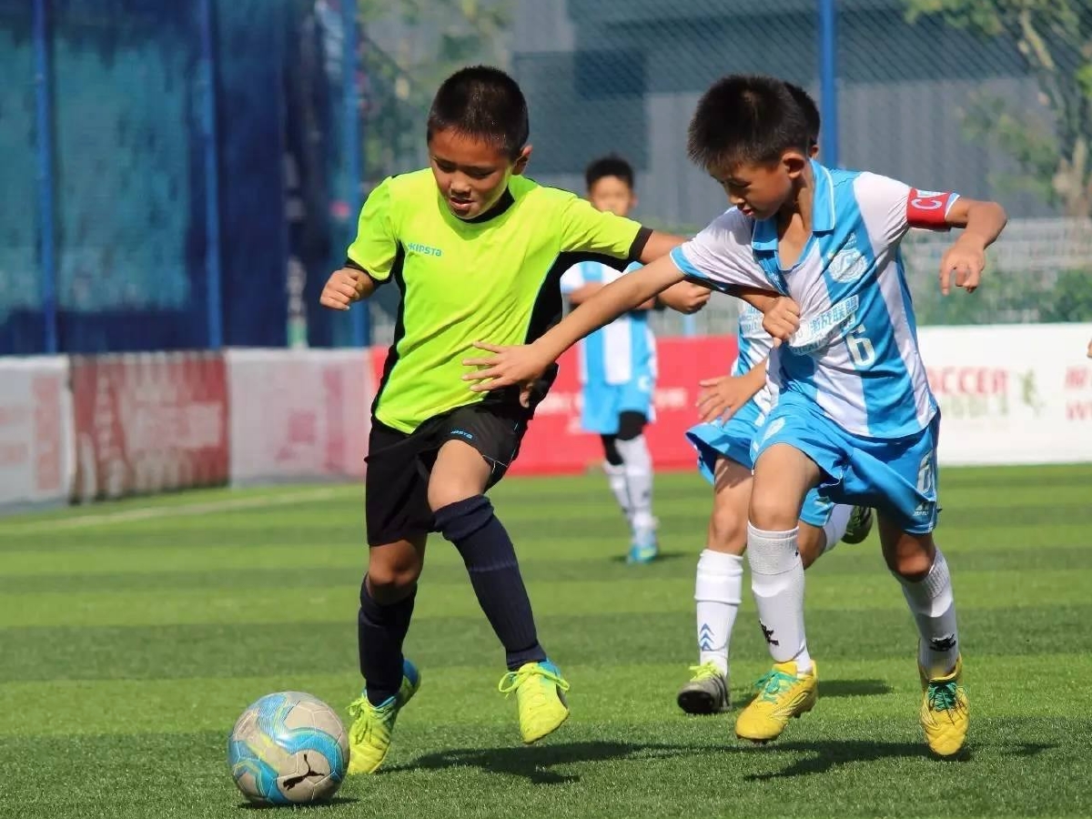 支持孩子踢球的父母,支持孩子的足球梦想