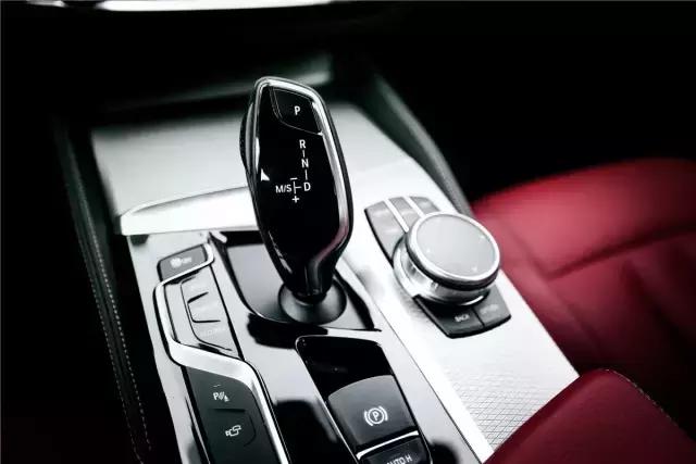 宝马5系2024新款领先版评测,宝马5系全新2024款试驾测评